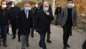 İzmir Valisi Köşger: "2 vatandaşımızın araçla birlikte sürüklendiği anlaşılıyor"