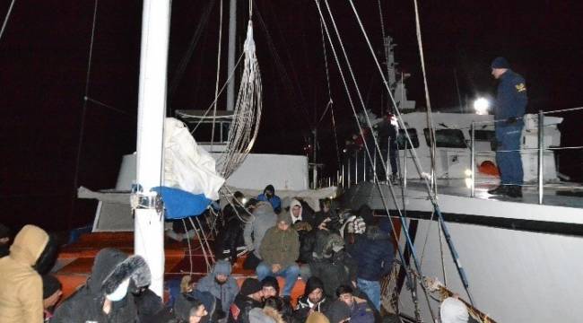 İzmir'de 175 düzensiz göçmen ile 1 göçmen kaçakçısı yakalandı
