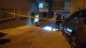 İzmir'de balkondan atladığı ileri sürülen kişi yaşamını yitirdi