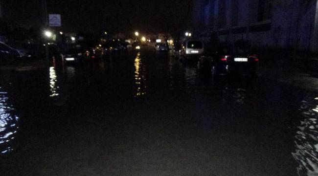 İzmir'de deniz taştı, araçlar suyun altında kaldı