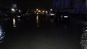 İzmir'de deniz taştı, araçlar suyun altında kaldı