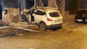 İzmir'de kısıtlama sessizliği kaza gürültüsü ile son buldu...Cip iş yerine girdi