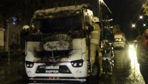 İzmir'de park halindeki TIR alevlere teslim oldu