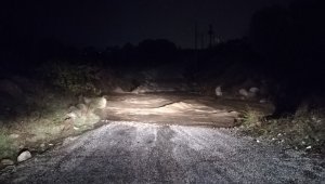 İzmir'de sel sularına kapılan araçta bulunan 5 kişiden 2'si kayboldu.