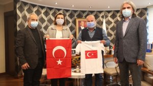İzmit Belediyesi Güney Türkistan'a 2 bin adet Türk Bayrağı gönderdi