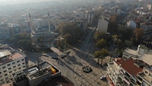 Kalabalıklarıyla hafızalara kazınan meydanlar boş kaldı