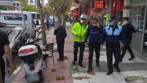 Kaldırımlara gelişigüzel bırakılan motosikletlerin sürücülerine işlem