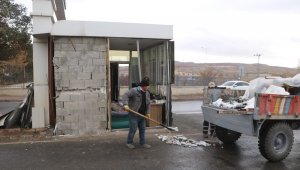 Kamyon güvenlik kulübesine çarptı