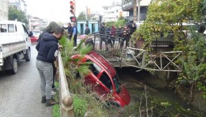Kanala uçan otomobilden burnu bile kanamadan çıktı