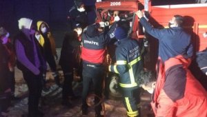Kars'ta kamyon şarampole devrildi: 1 yaralı