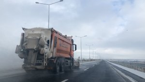 Kars'ta yolların karını temizledi