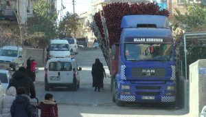 Kasası su borusu dolu tır tehlike saçıyor