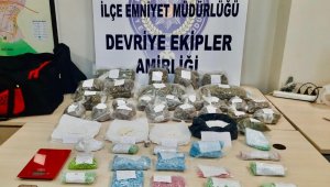 Kavgayı ayırmaya giden polis binlerce uyuşturucu hapla karşılaştı