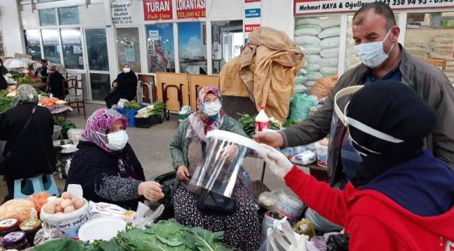Kendi ürettikleri 400 siperlikli maskeyi dağıttılar