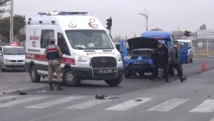 Kırmızı ışıkta durmayan tır askeri araca çarptı: 3 yaralı
