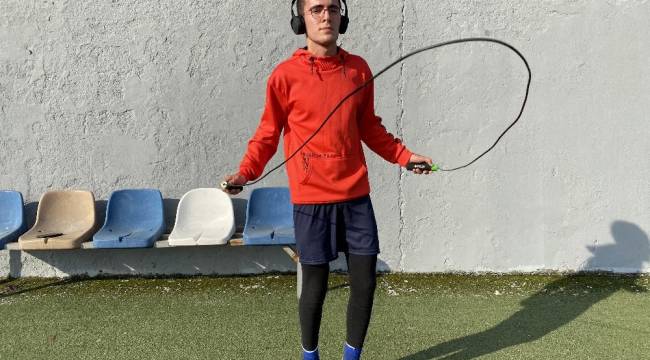 Kısıtlama izninde sokağa spor yapmak için çıkıyor