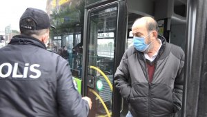 Kısıtlama saatlerinde bindiği halk otobüsten inmeyince polis devreye girdi