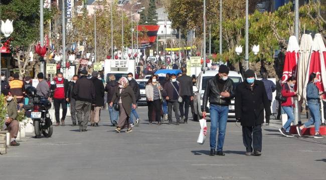 Kısıtlama sonrasında Uşak'ta sosyal mesafe yok sayıldı