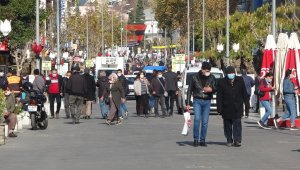 Kısıtlama sonrasında Uşak'ta sosyal mesafe yok sayıldı