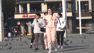 Kısıtlamada turistlerin Taksim keyfi: Maskelerini çıkartıp çekirdek çitleyip yerlere attılar