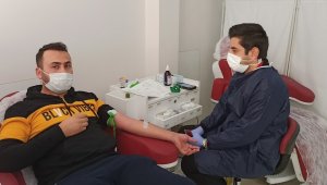 Kısıtlamadan muaf tutulan bağışçıları Kızılay'a zabıta taşıdı