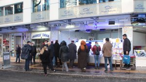 Kısıtlamalara saatler kala alıveriş çılgınlığı yaşandı