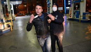 Kısıtlamaya uymayan alkollü sürücü maskesini çıkartıp hem saldırdı hem poz verdi