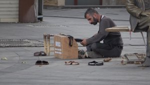 Kısıtlamayı duymayan boyacı boş sokakta müşteri bekledi