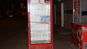 Kısıtlamayı fırsat bilen hırsızlar meşrubat dolabındaki içecekleri çaldı