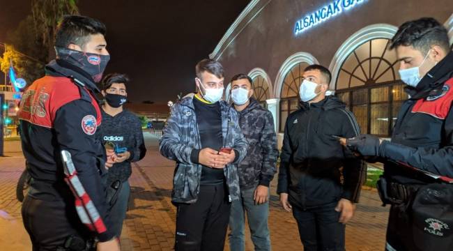 Kısıtlamayı ihlal eden 4 kafadar uyuşturucu madde ile yakalandı