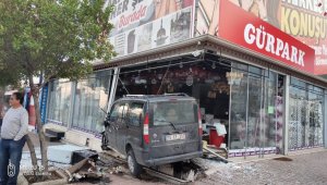 Kontrolden çıkan araç iş yerine girdi