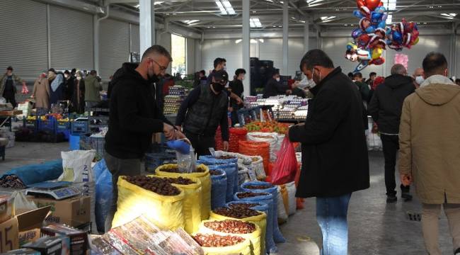 Konya'da kısıtlama öncesi semt pazarlarında yoğunluk