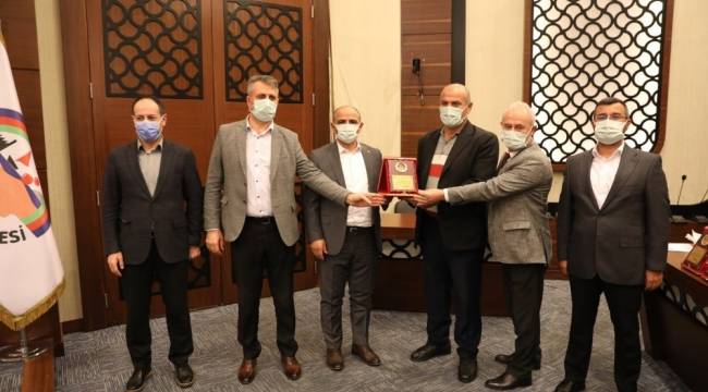 Körfez Belediyesi'nden emekli personellere plaket
