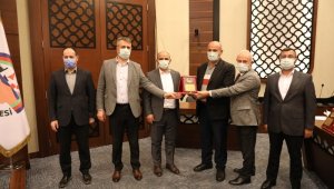 Körfez Belediyesi'nden emekli personellere plaket