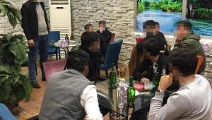 Korona tedbirlerine rağmen havuz başında alkol servisi ve müzik dinletisi polise takıldı