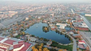 Korona virüsün stresini şehrin göbeğindeki güzelliği ile mest eden gölette atıyorlar