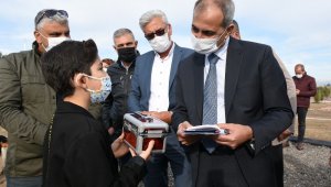Küçük Deniz Kaan, balon ve mısır satarak biriktirdiği parayı sokak hayvanlarına bağışladı