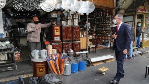 Kuş, esnaf ve vatandaşlarla iç içe olmaya devam ediyor