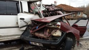 Kütahya'da trafik kazası: 2 ölü, 1 yaralı