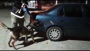 Madde bağımlılarına uyuşturucu taşıyan 2 yabancıya operasyon