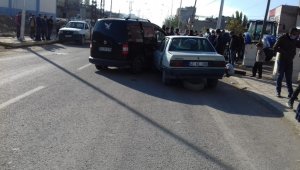Mardin'de 3 araç birbirine girdi: 1 yaralı
