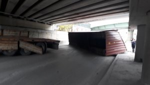 Marmaray köprüsüne çarpan tırın dorsesi yan yattı