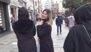 Maskesini indirip kameralara öpücük attı