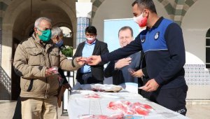 Mersin'de Cuma namazı çıkışı maske dağıtıldı