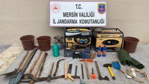 Mersin'de kaçak kazı yapan 2 kişi suçüstü yakalandı