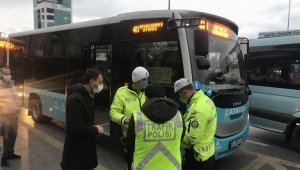 Minibüsten indirilen fazla yolcudan polise ilginç tepki