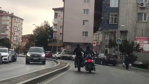 Motosiklet arıza yapınca başka motosikletli ayağı ile itti