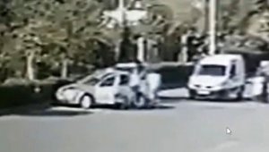 Motosikletli gencin önünü keserek darp ettiler
