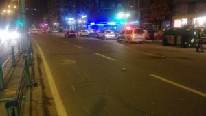 Motosikletli yolun karşısına geçmek isteyen yayaya çarptı: 2 yaralı