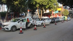 Muhtarlıkta araç dezenfekte kuyruğu